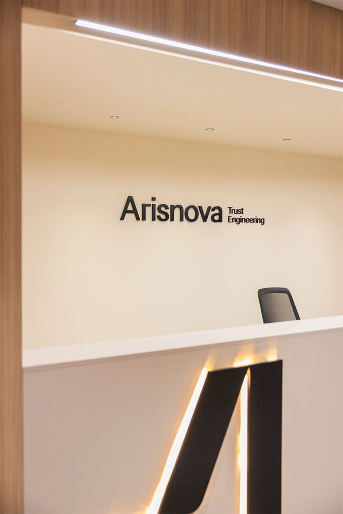 Recepción de las oficinas de Arisnova en Valencia con el logotipo de la marca y mostrador retroiluminado