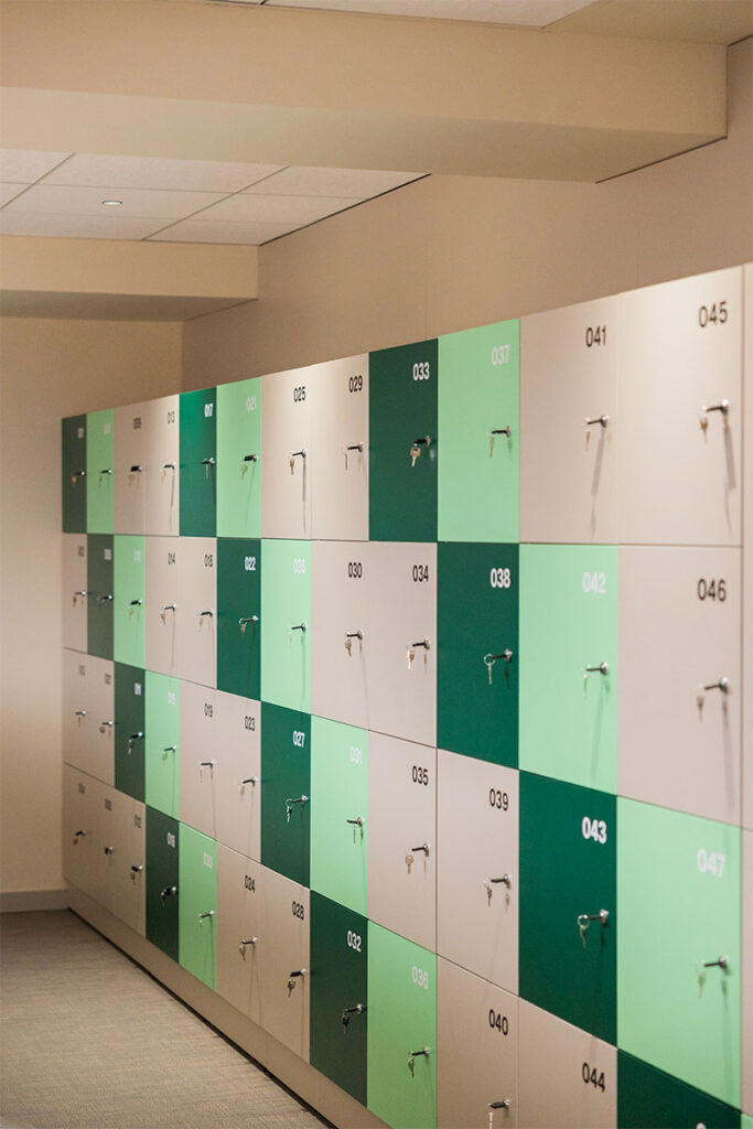 Detalle de las taquillas en damero de tres tonos de verde en las oficinas de Arisnova